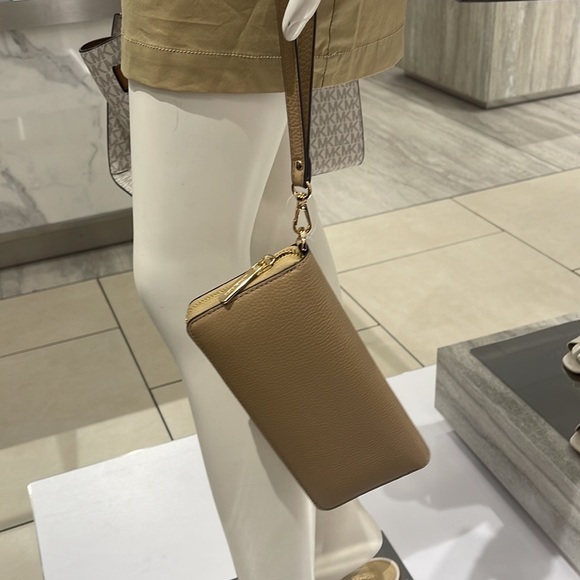 MICHAEL KORS LARGE TRAVEL CONTINENTAL WRISTLET WALLET PHONEHOLDER  
CAMEL - Picture 5 of 16